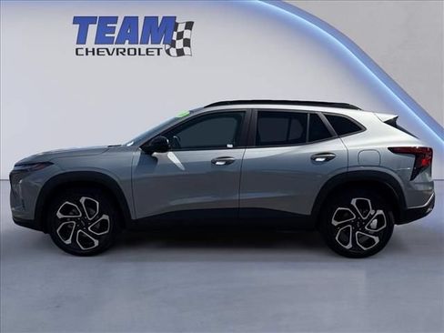 Used 2024 Chevrolet Trax RS w/ Sunroof Package FWD image 2