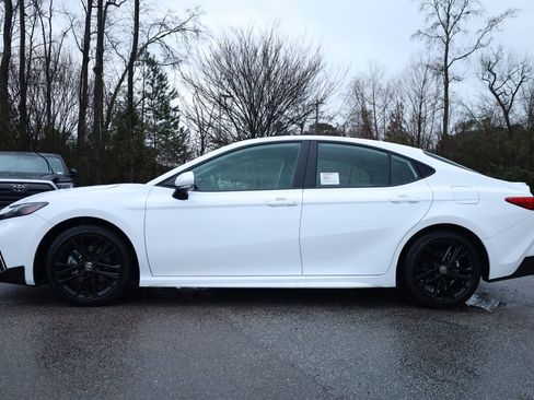 Used 2025 Toyota Camry SE image 2