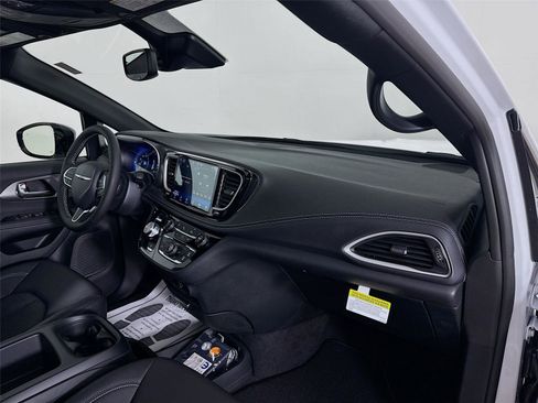New 2026 Chrysler Pacifica Select image 32
