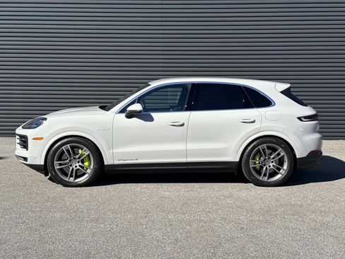 Certified 2025 Porsche Cayenne S image 3