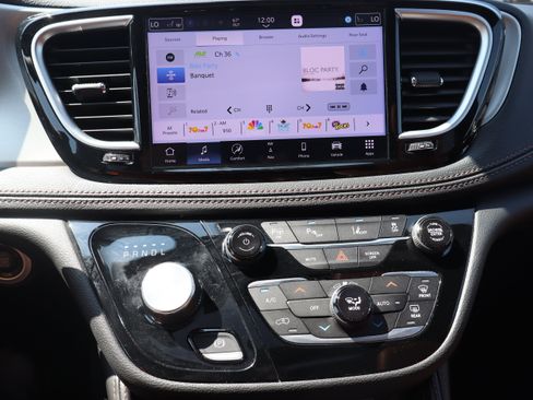 Used 2025 Chrysler Pacifica Pinnacle FWD image 19