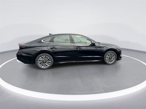 New 2025 Hyundai Sonata Limited image 9