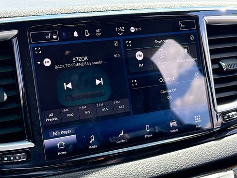 Used 2024 Chrysler Pacifica Touring-L image 11