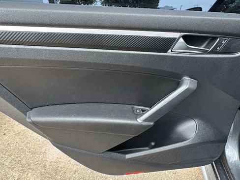 Used 2017 Volkswagen Passat 1.8T R-Line w/ R-Line Lighting Package image 15