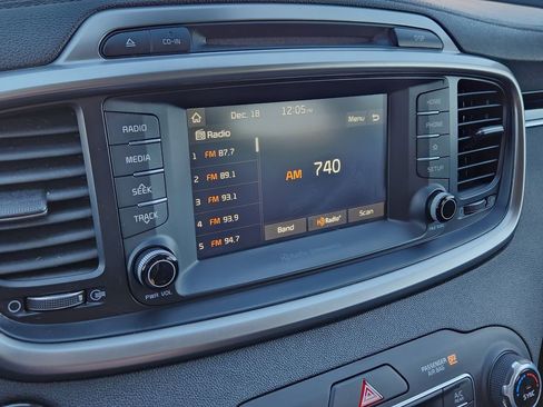 Used 2019 Kia Sorento EX image 16