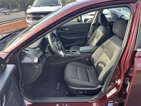 Used 2025 Nissan Altima 2.5 SV FWD image 11