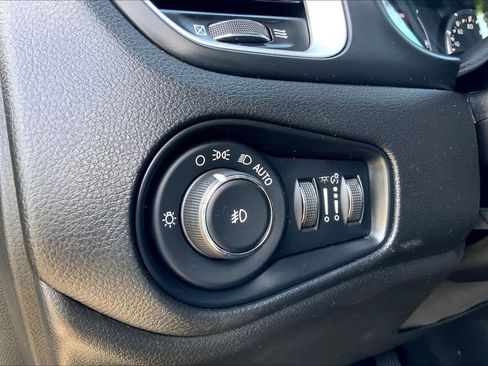 Used 2018 Jeep Renegade Latitude FWD image 34