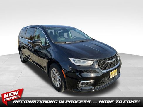 Used 2024 Chrysler Pacifica Touring-L image 1