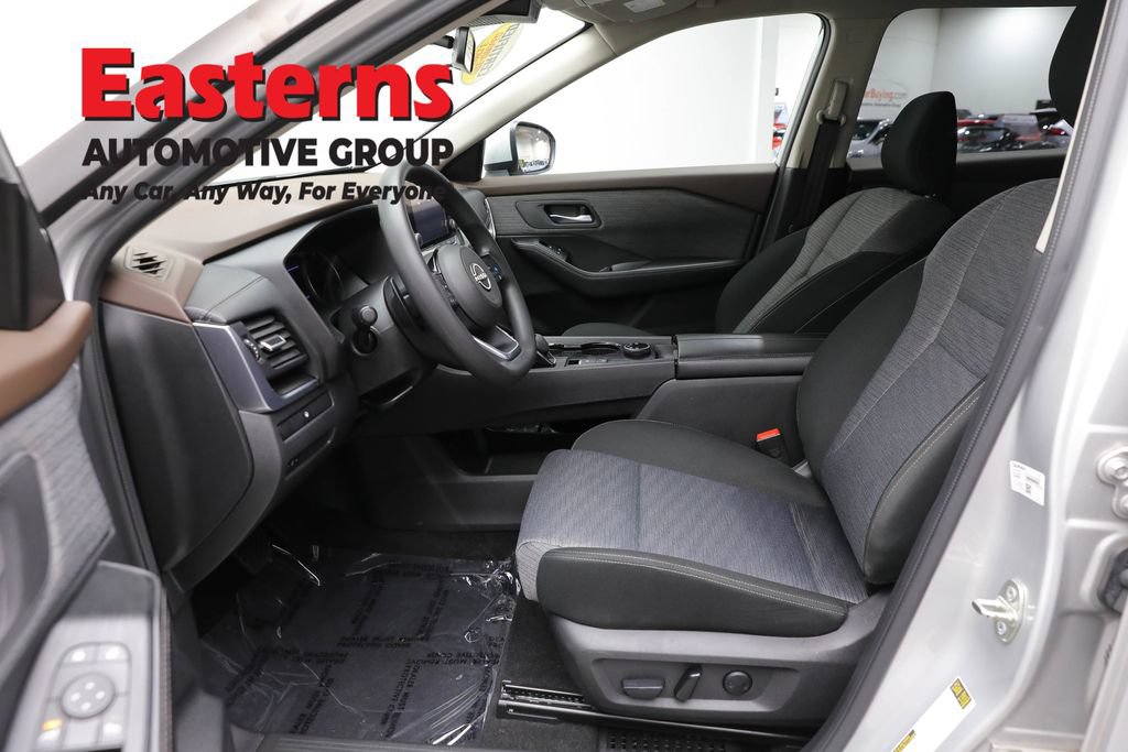 Used 2023 Nissan Rogue SV AWD/4WD image 14