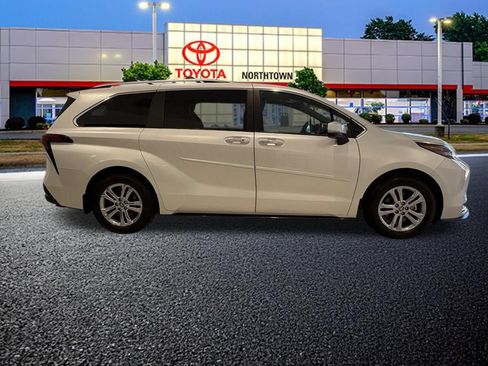 Used 2024 Toyota Sienna Platinum AWD/4WD image 5