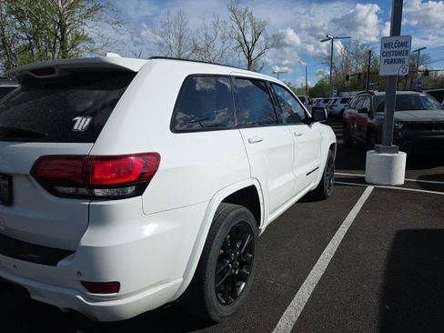 Used 2017 Jeep Grand Cherokee Altitude image 6