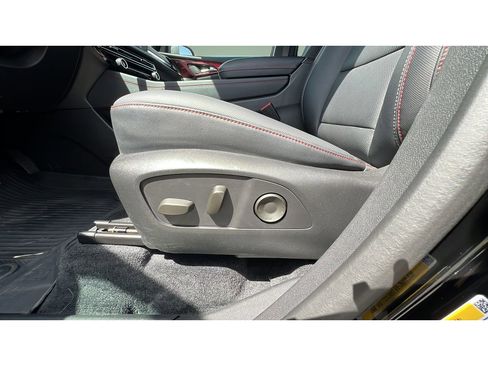 Certified 2024 Chevrolet Traverse Z71 w/ LPO, Floor Liner Package AWD/4WD image 25