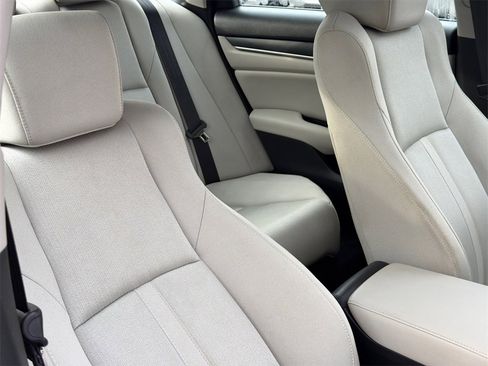 Used 2018 Honda Accord EX image 9