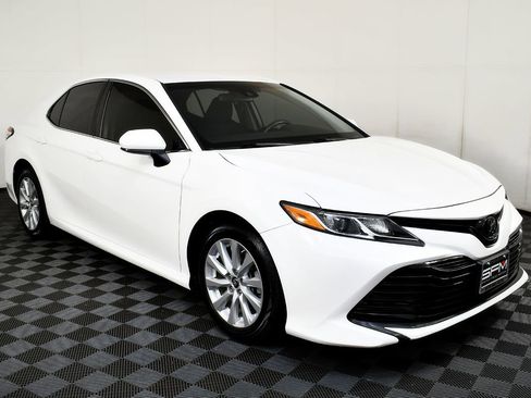 Used 2018 Toyota Camry LE image 6