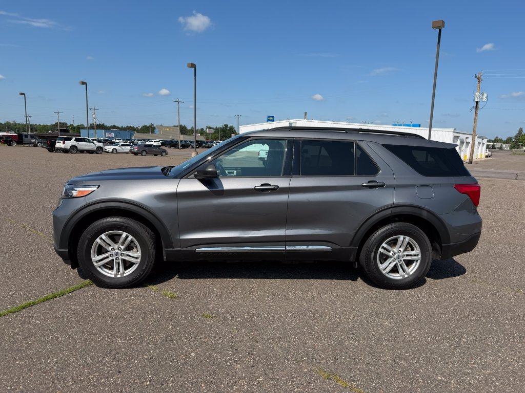 Used 2023 Ford Explorer XLT AWD/4WD image 2