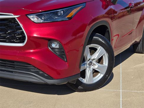 Used 2023 Toyota Highlander LE FWD image 7