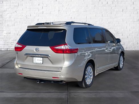Used 2017 Toyota Sienna Limited Premium image 7