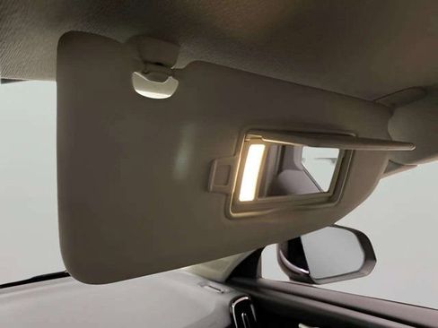 Used 2025 Volvo XC40 B5 Core image 25