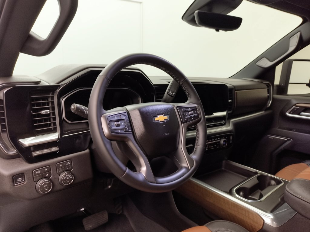 Used 2026 Chevrolet Silverado 3500 High Country w/ Technology Package AWD/4WD image 4