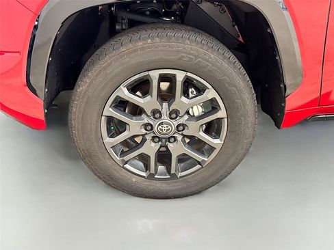 Used 2025 Toyota Tundra Platinum AWD/4WD image 30