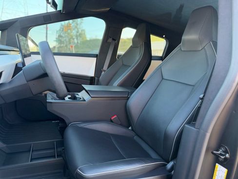 Used 2024 Tesla Cybertruck AWD Crew Cab image 40