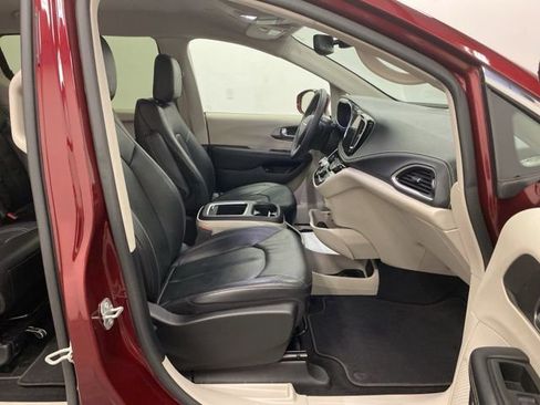 Used 2022 Chrysler Pacifica Touring-L image 23