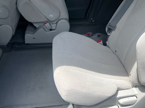 Used 2012 Toyota Sienna LE w/ Towing Pkg FWD image 10