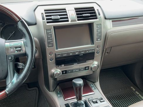 Used 2018 Lexus GX 460 Luxury w/ Preferred Accessory Package AWD/4WD image 8
