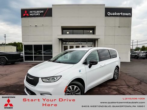 Used 2024 Chrysler Pacifica Limited FWD image 1