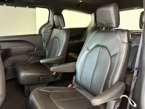 Used 2025 Chrysler Pacifica Select FWD image 32
