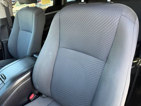 Used 2016 Toyota Highlander LE FWD image 19