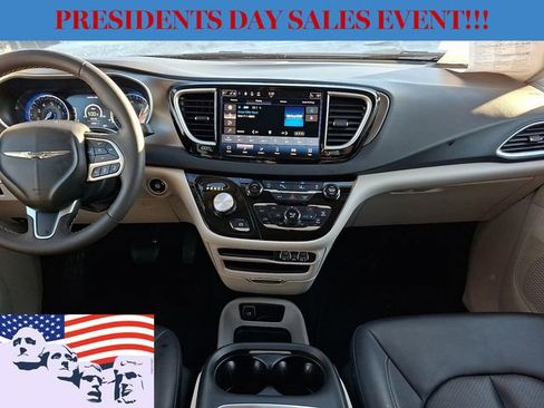 Used 2024 Chrysler Pacifica Touring-L image 15