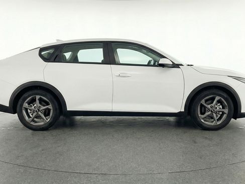 Used 2025 Kia K4 LXS image 11