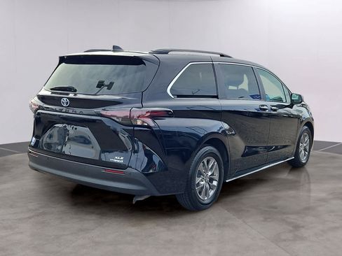 Used 2023 Toyota Sienna XLE w/ XLE Plus Package AWD/4WD image 4