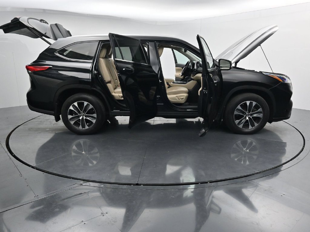 Used 2023 Toyota Highlander XLE AWD/4WD image 27