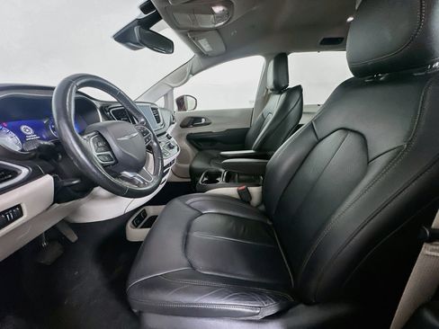 Used 2019 Chrysler Pacifica Touring-L w/ Advanced Safetytec Group FWD image 13