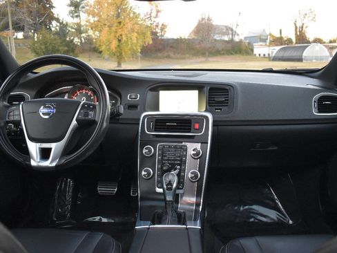 Used 2016 Volvo S60 T5 R-Design image 18