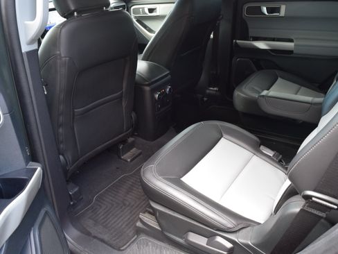 Used 2022 Ford Explorer XLT w/ Equipment Group 202A AWD/4WD image 6
