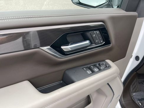 Used 2025 GMC Yukon Elevation image 14