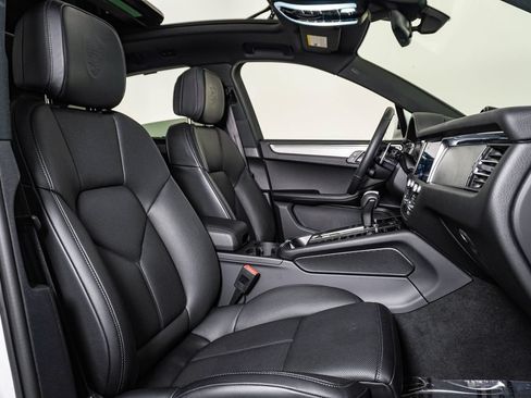 Certified 2026 Porsche Macan AWD/4WD image 15