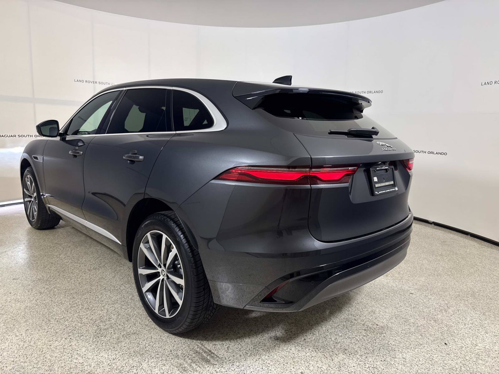 Certified 2025 Jaguar F-PACE R-Dynamic S AWD/4WD image 3