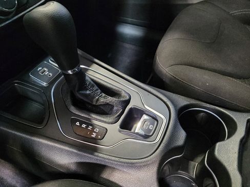 Used 2019 Jeep Cherokee Latitude w/ Popular Appearance Group FWD image 26