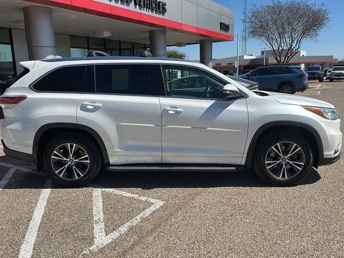 Used 2016 Toyota Highlander XLE image 2