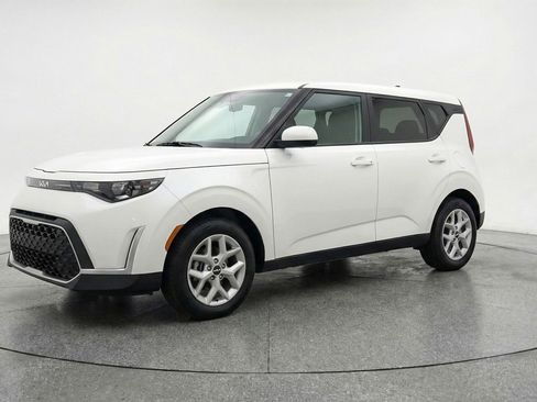 Used 2025 Kia Soul LX w/ LX Technology Package image 3