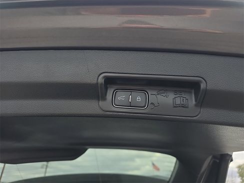 Used 2024 Ford Explorer XLT image 33