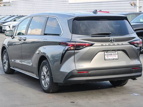 New 2026 Toyota Sienna LE FWD image 7