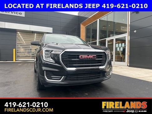 Used 2024 GMC Terrain SLE image 2