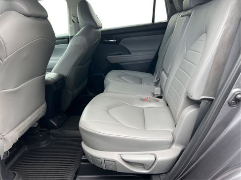 Used 2021 Toyota Highlander XLE AWD/4WD image 11