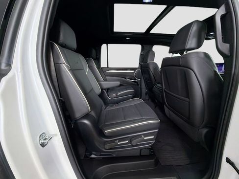 Used 2025 Cadillac Escalade ESV Premium Luxury AWD/4WD image 30