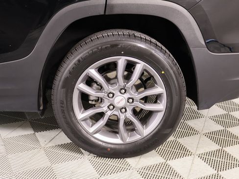 Used 2024 GMC Terrain SLT image 17